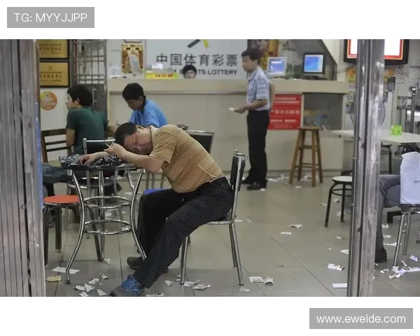 等待开奖彩票，梦想与现实的交织时刻